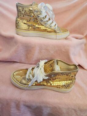 Balera brand gold sequin high-top dance shoes.Design: High-top styling covered i